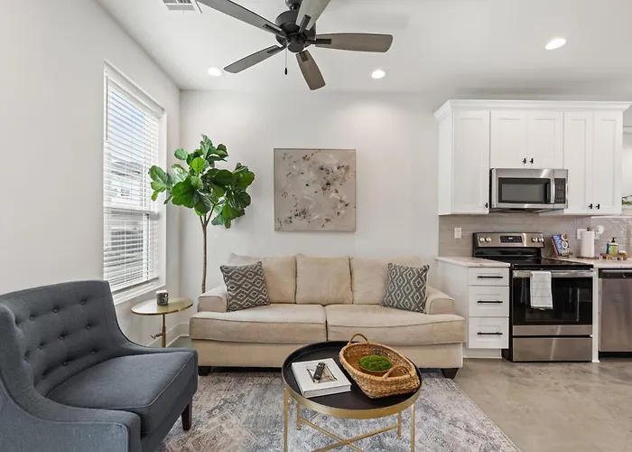 Beignet House Cajun Luxury Full Kitchen Fast Wifi * Lafayette